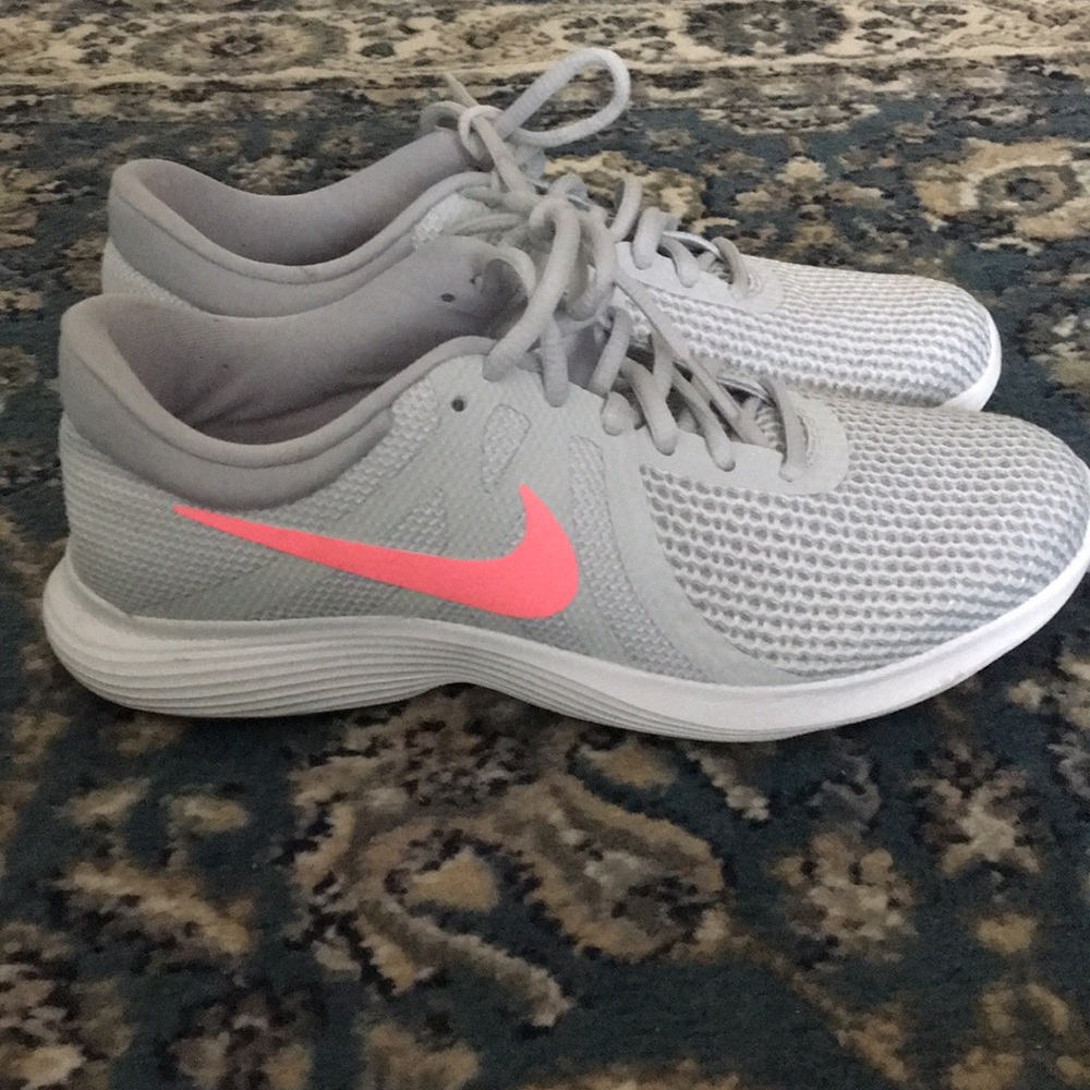 Women’s Nike revolution tennis shoes